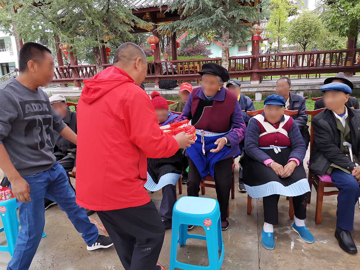 慰問福利院、聾啞學校